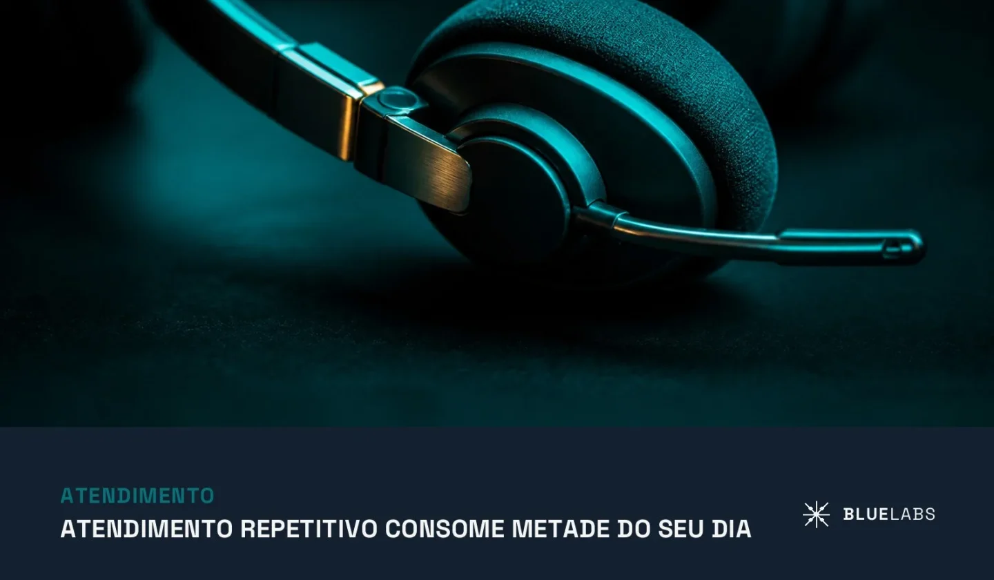 Capa do artigo, um headset de atendimento apoiado sobre a mesa, com o título sobre automatizar atendimento repetitivo