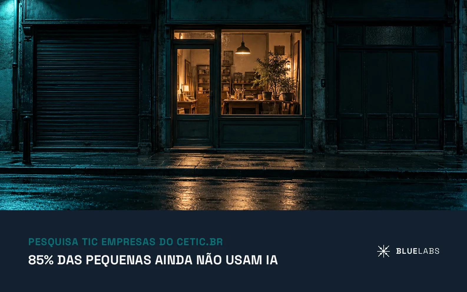 Capa do artigo, três portas de loja lado a lado numa rua escura, só uma delas acesa por dentro, com o título sobre adoção de IA nas pequenas empresas