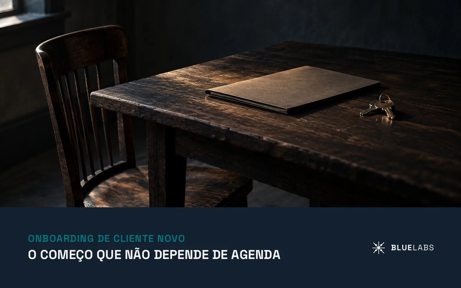 Capa do artigo, uma cadeira vazia junto a uma mesa escura, com uma pasta fechada e um molho de chaves em cima, com o título sobre onboarding de cliente novo
