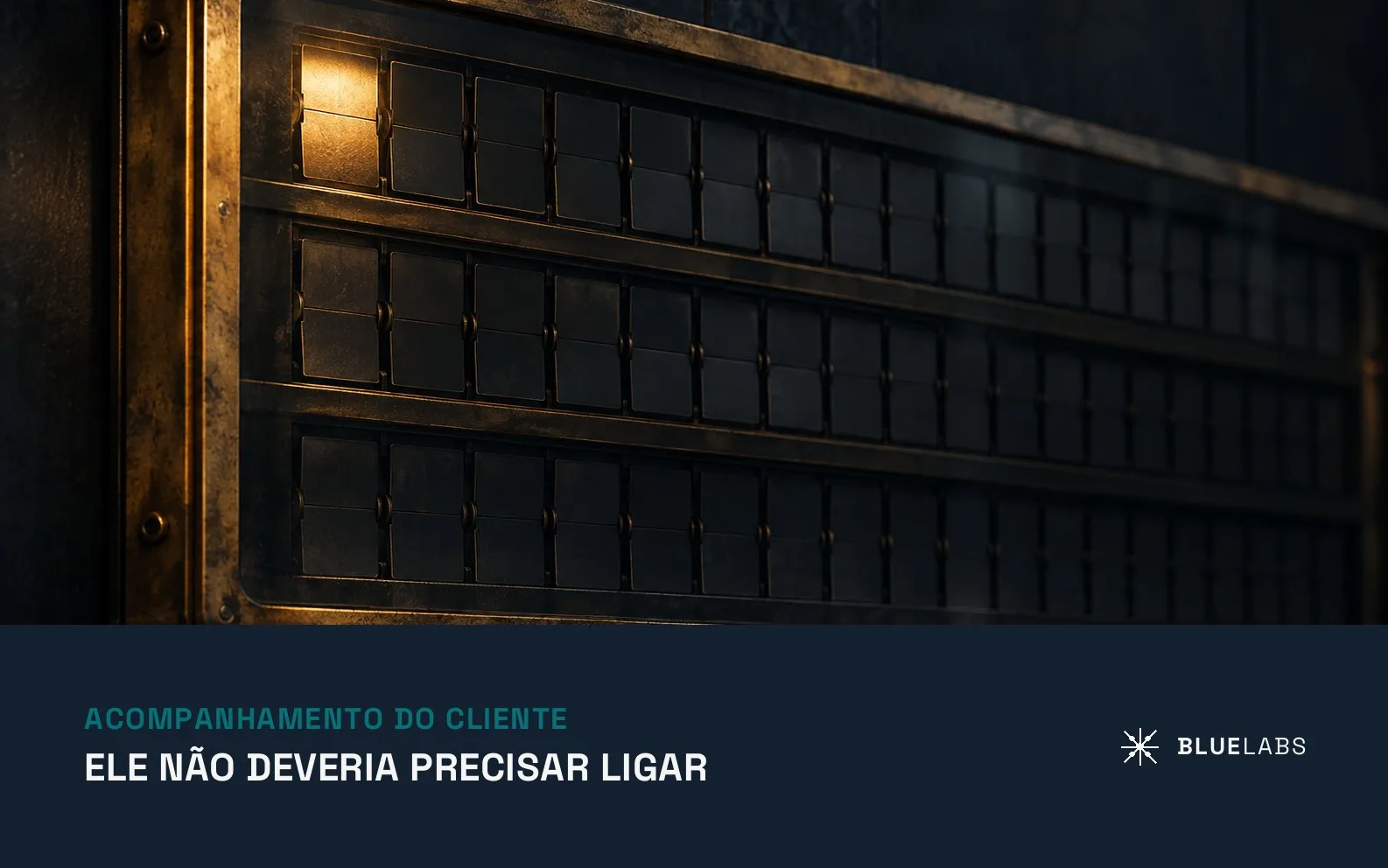 Capa do artigo, um painel antigo de letreiro em latão e vidro na parede escura, com as lâminas em branco e uma delas iluminada, com o título sobre visibilidade de status para o cliente