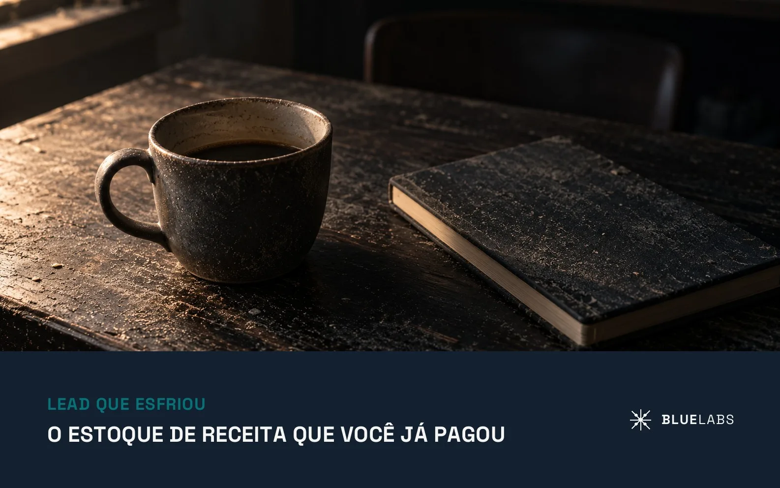 Capa do artigo, uma xícara de café frio esquecida sobre a mesa escura, ao lado de um caderno fechado, com o título sobre recuperar lead que esfriou