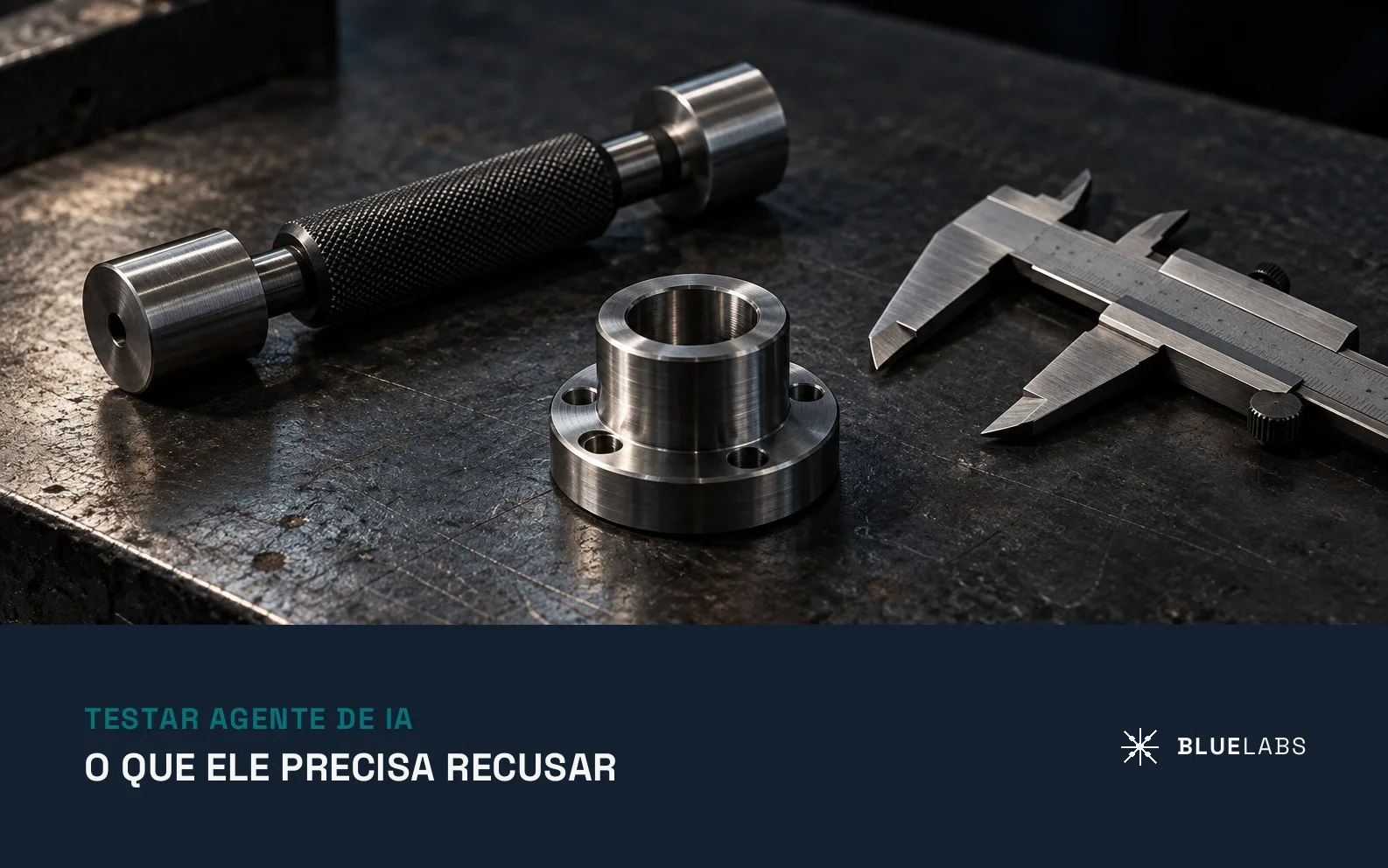 Capa do artigo, um gabarito de passa e não passa e um paquímetro sobre a bancada escura, ao lado de uma peça usinada, com o título sobre testar agente de IA