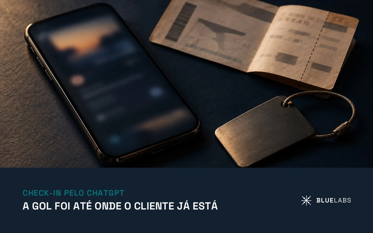 Capa do artigo, um celular apagado sobre a mesa escura, ao lado de um canhoto de cartão de embarque e uma etiqueta de bagagem de metal, com o título sobre check-in pelo ChatGPT