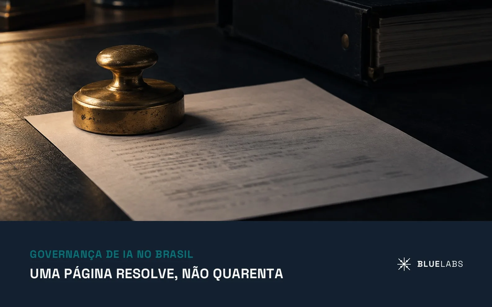 Capa do artigo, uma folha curta presa sob um peso de papel de latão na mesa escura, com um fichário grosso empurrado para a sombra, com o título sobre governança de IA no Brasil