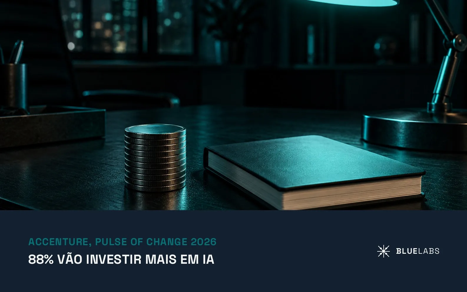 Capa do artigo, uma pilha de moedas e um caderno fechado ao lado de uma luminária de mesa acesa, com o título sobre investimento em IA em 2026