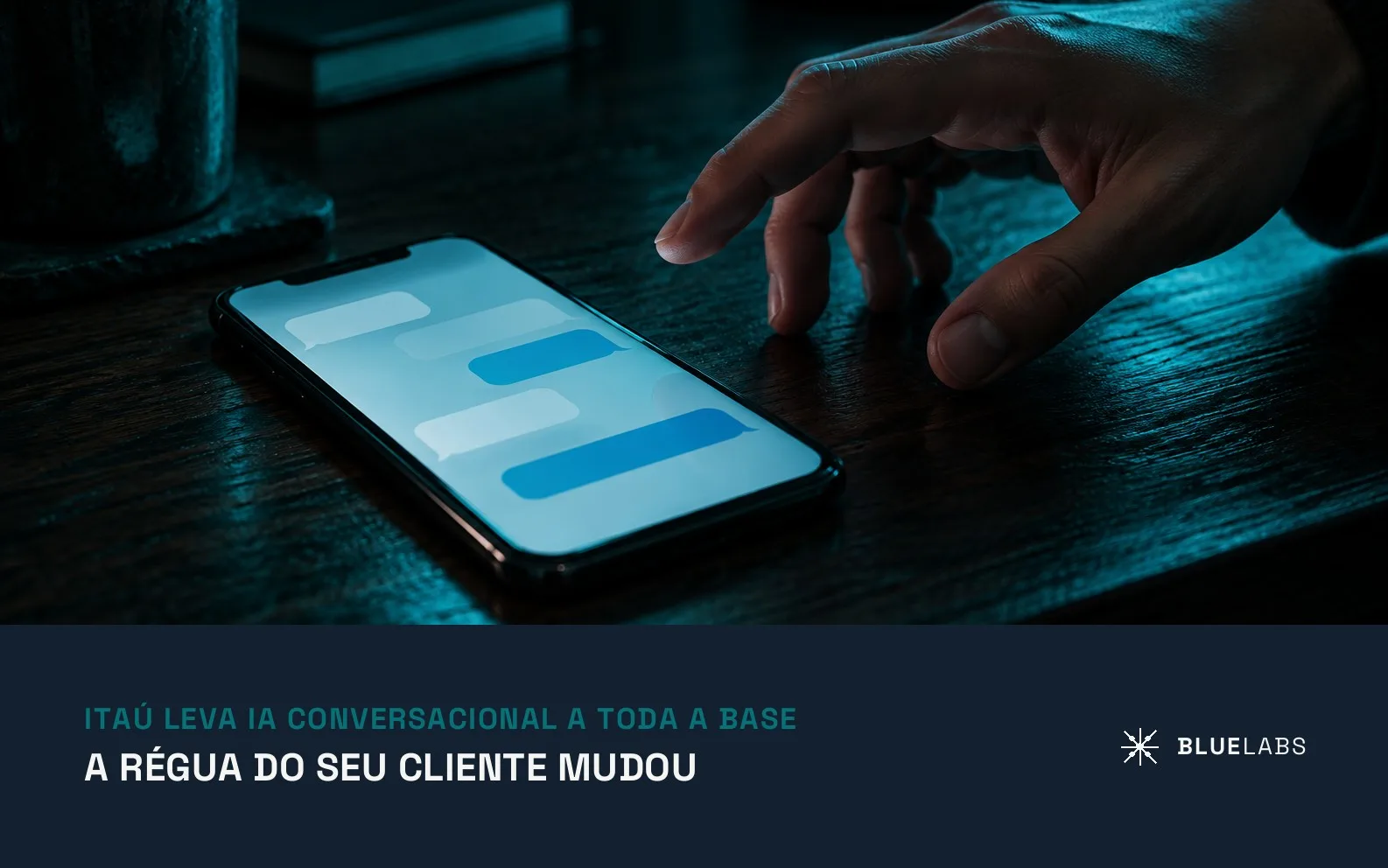 Capa do artigo, um celular sobre a mesa escura com uma conversa aberta na tela e uma mão se aproximando, com o título sobre IA conversacional