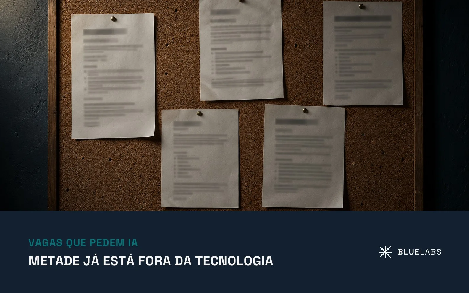 Capa do artigo, um quadro de cortiça com cinco anúncios de vaga pregados com alfinetes, sob luz lateral baixa, com o título sobre vagas que pedem IA